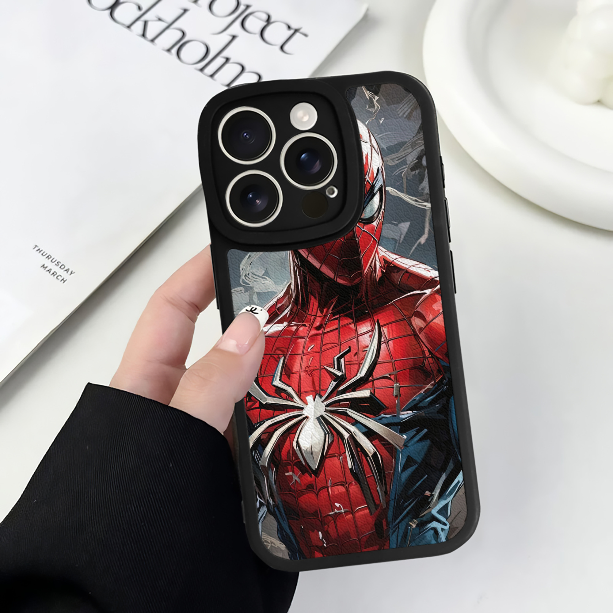 Spider Man スパイダーマン 【iPhone 16シリーズ対応】シリコンスマホケース（レザー調） 材質：シリコン